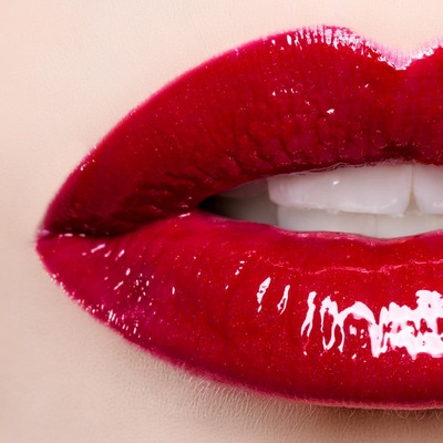3D LIPS - Innowacyjna alternatywa dla powiększania ust w SUBTELNYM I CAŁKOWICIE NATURALNYM stylu. Zabieg dla osób, które walczą ze spierzchniętą skórą, chcą zwiększyć objętość ust oraz chcą przeciwdziałać starzeniu w ich okolicy.