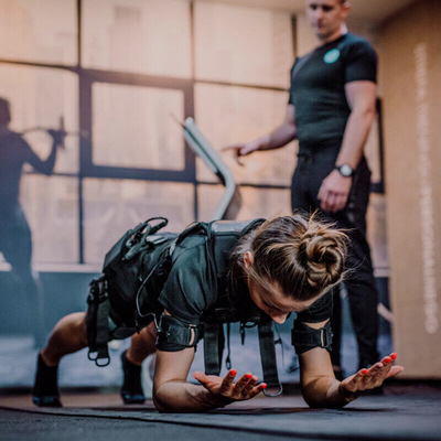 TRENING EMS - Pobudza średnio 150 razy więcej skurczów mięśni niż trening tradycyjny i pozwala spalić nawet 1200 kcal, dzięki czemu utrata wagi następuje trzy razy szybciej.