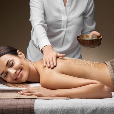 PEELING CIAŁA Z MASAŻEM - odprężający masaż z peelingiem to ZŁOTO dla Twojego ciała. Olej arganowy, kokosowy z czarnej porzeczki oraz peonia biała wygładzą, zmiękczą i upiększą Twoją skórę. Polecamy!