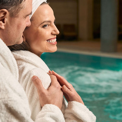 STREFA WELLNESS & RELAKSU NA WYŁĄCZNOŚĆ – sauna, jacuzzi z 52 dyszami, lodowata kąpiel, aromaterapia, muzykoterapia i leżaczki tylko dla Ciebie (lub Was!) na 4 godziny.