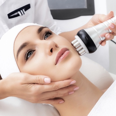 OCZYSZCZANIE WODOROWE Z AMPUŁKĄ I FALĄ RADIOWĄ: Oczyszczenie, odżywienie i lifting w jednym.