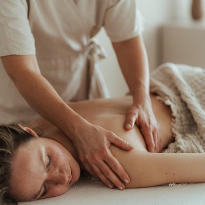 MASAŻ PLECÓW I KARKU RELAKSACYJNY LUB KLASYCZNY: głęboki relaks albo ulga dla spiętych mięśni. Wybierz to, czego dziś najbardziej potrzebujesz!