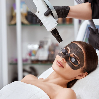 PEELING WĘGLOWY Z MASKĄ ALGOWĄ: oczyszczona i świeża cera dla osób z rozszerzonymi porami.