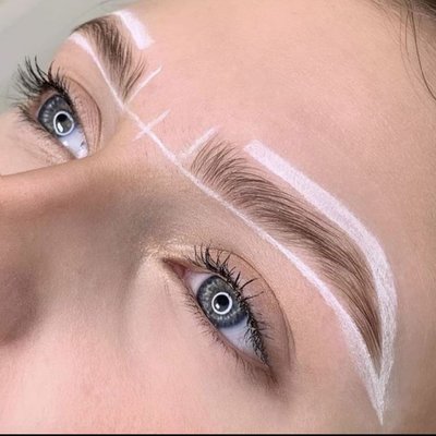 HENNA PUDROWA Z REGULACJĄ: perfekcyjny kształt i naturalnie podkreślone brwi.