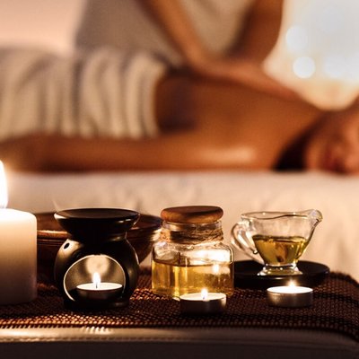 GODZINNY MASAŻ CAŁEGO CIAŁA: oderwij się od codzienności i poczuj, jak napięcie znika z każdą minutą.