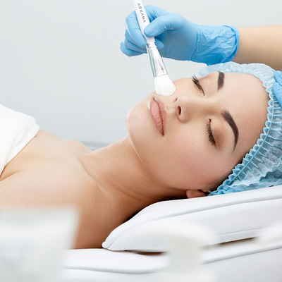 ZABIEG KWASAMI NA TWARZ: pory, trądzik, przebarwienia i zmarszczki – widocznie zredukowane w rękach ekspertki Magdy Barny.