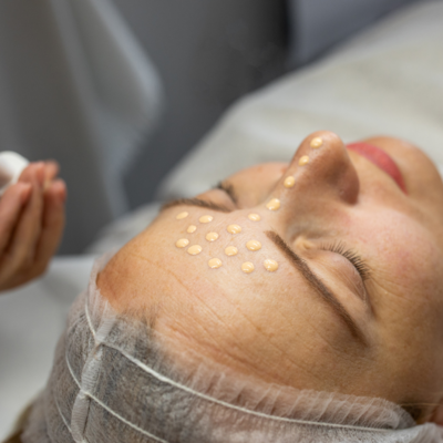 OCZYSZCZANIE WODOROWE + BB GLOW: skóra, która zawsze wygląda świeżo i idealnie, jak po nałożeniu najpiękniejszego make-upu. Oferta limitowana!