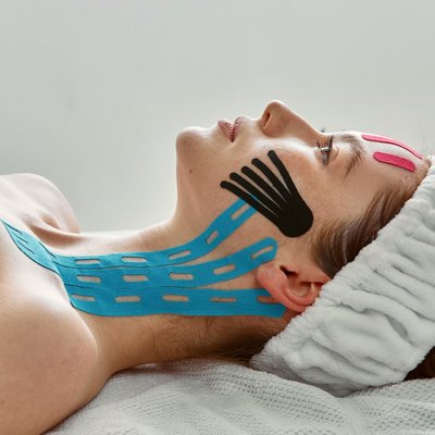 MASAŻ KOBIDO Z TAPINGIEM: naturalny lifting, odprężenie i przedłużony efekt odmłodzenia.