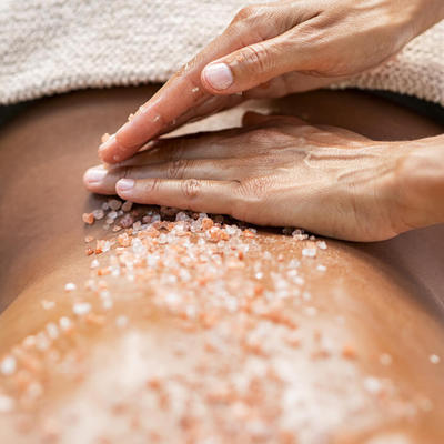 PEELING CIAŁA Z INTENSYWNIE NAWILŻAJĄCĄ MASKĄ: gładka, miękka i jedwabiście odżywiona skóra.