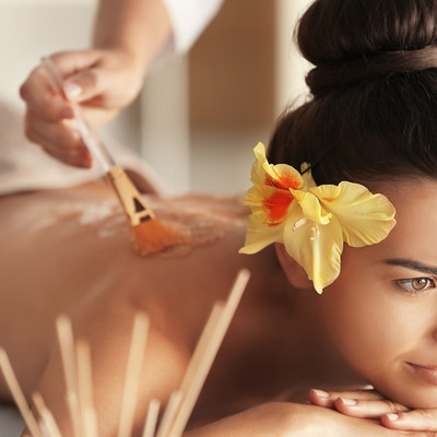 JEDWABNY PRZYPŁYW – masaż z peelingiem: totalne odprężenie, jedwabiście gładka skóra, chwila tylko dla Ciebie.