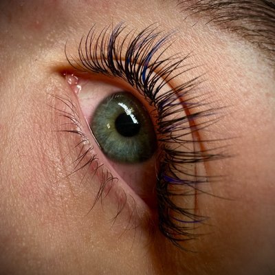 STYLIZACJA RZĘS 1:1: delikatne zagęszczenie i codzienna wygoda bez makijażu!