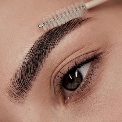 HENNA BRWI I RZES Z REGULACJA: Piękne brwi i rzęsy podkreślone na wiele tygodni. 