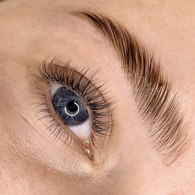 LAMINACJA BRWI LUB RZĘS: efekt uniesienia, wygładzenia i perfekcyjnego ułożenia. Polecamy!