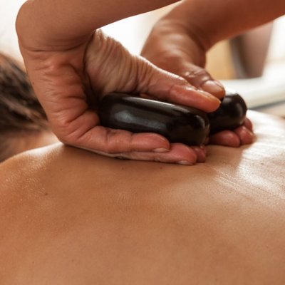 MASAŻ GORĄCYMI KAMIENIAMI: głęboki relaks i szybkie rozluźnienie mięśni — polecamy!