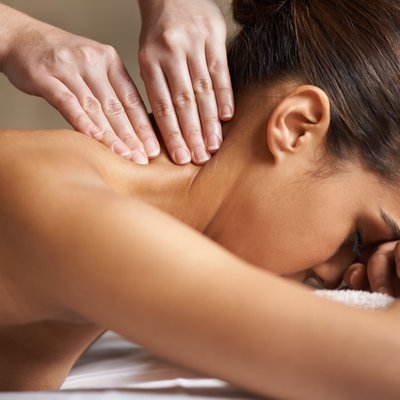 RELAKSACYJNY MASAŻ PLECÓW, KARKU I SZYI: 30 minut ulgi od napięć i stresu – szybki reset dla spiętych mięśni!