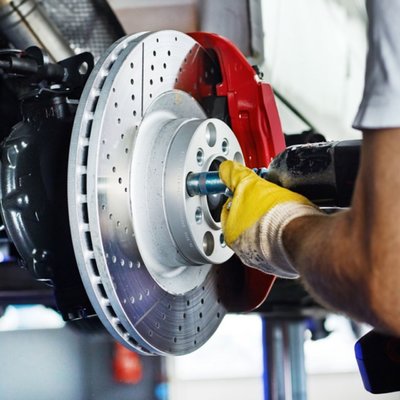 WYMIANA KLOCKÓW HAMULCOWYCH: sprawne hamulce = bezpieczna jazda i pełna kontrola nad autem.