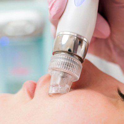 WIELOETAPOWE OCZYSZCZANIE TWARZY + PEELING BORA BORA: głęboko oczyszczona, wygładzona i promienna skóra oraz relaks jak w tropikalnym SPA.