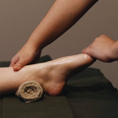 ULGA DLA STÓP I LEKKOŚĆ NÓG: masaż stóp i łydek redukujący obrzęki, napięcie i uczucie ciężkości.
