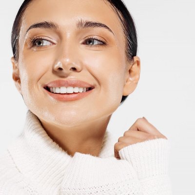 TOTALNA ODNOWA I REGENERACJA TWARZY: oczyszczanie wodorowe, Kobido i kwasy – głębokie odświeżenie, napięcie skóry i widocznie młodszy wygląd.