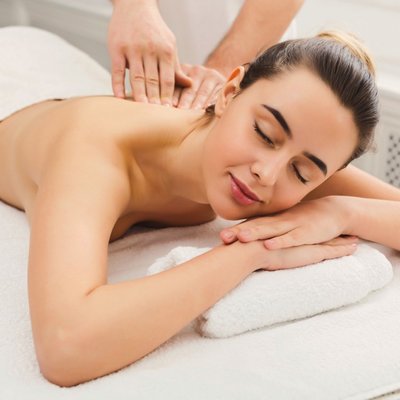 RELAKSACYJNY MASAŻ PLECÓW, KARKU I SZYI: 30 minut ulgi od napięć i stresu – szybki reset dla spiętych mięśni!