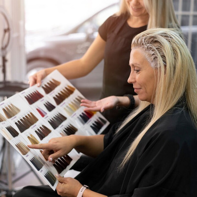 KOLORYZACJA WŁOSÓW + REGENERACJA: intensywny kolor, który utrzymuje się dłużej, a włosy są gładkie, lśniące i wyraźnie odżywione.