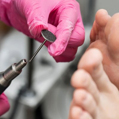PEDICURE KOSMETYCZNY + HYBRYDA: perfekcyjnie gładkie stopy, które aż chce się pokazać – efekt zadbania na długie tygodnie!