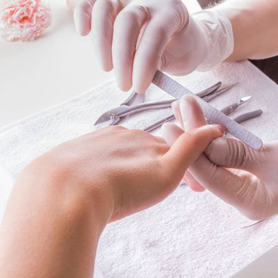 MANICURE - Zapraszamy na profesjonalny zabieg manicure z malowaniem paznokci w Twoim ulubionym kolorze lub całkowicie naturalne. Zapraszamy również mężczyzn. 