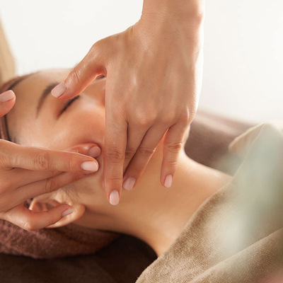 RYTUAŁ KOBIDO 90 MINUT: naturalny lifting, który widać już po pierwszym masażu – twarz wyraźnie uniesiona, napięta, a Ty czujesz totalne odprężenie w całym ciele. NOWOŚĆ NA SWEETBILL – mocny start, który naprawdę warto sprawdzić.