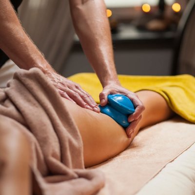 MASAŻ ANTYCELLULITOWY: masaż bańką chińską jako jedna z najbardziej polecanych i skutecznych terapii antycellulitowych. 